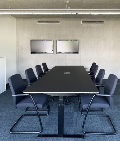 Vergadertafel met ergonomische vergaderstoelen