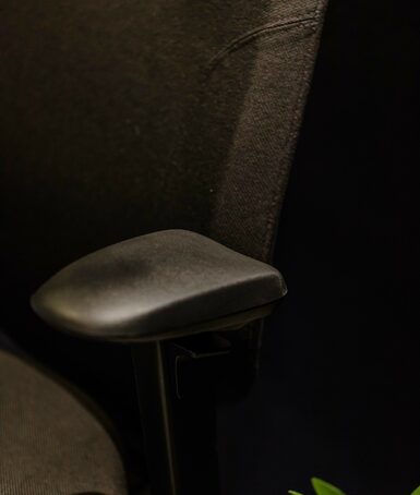 Ergonomische bureaustoel rh mereo 300 zwart detail armsteun